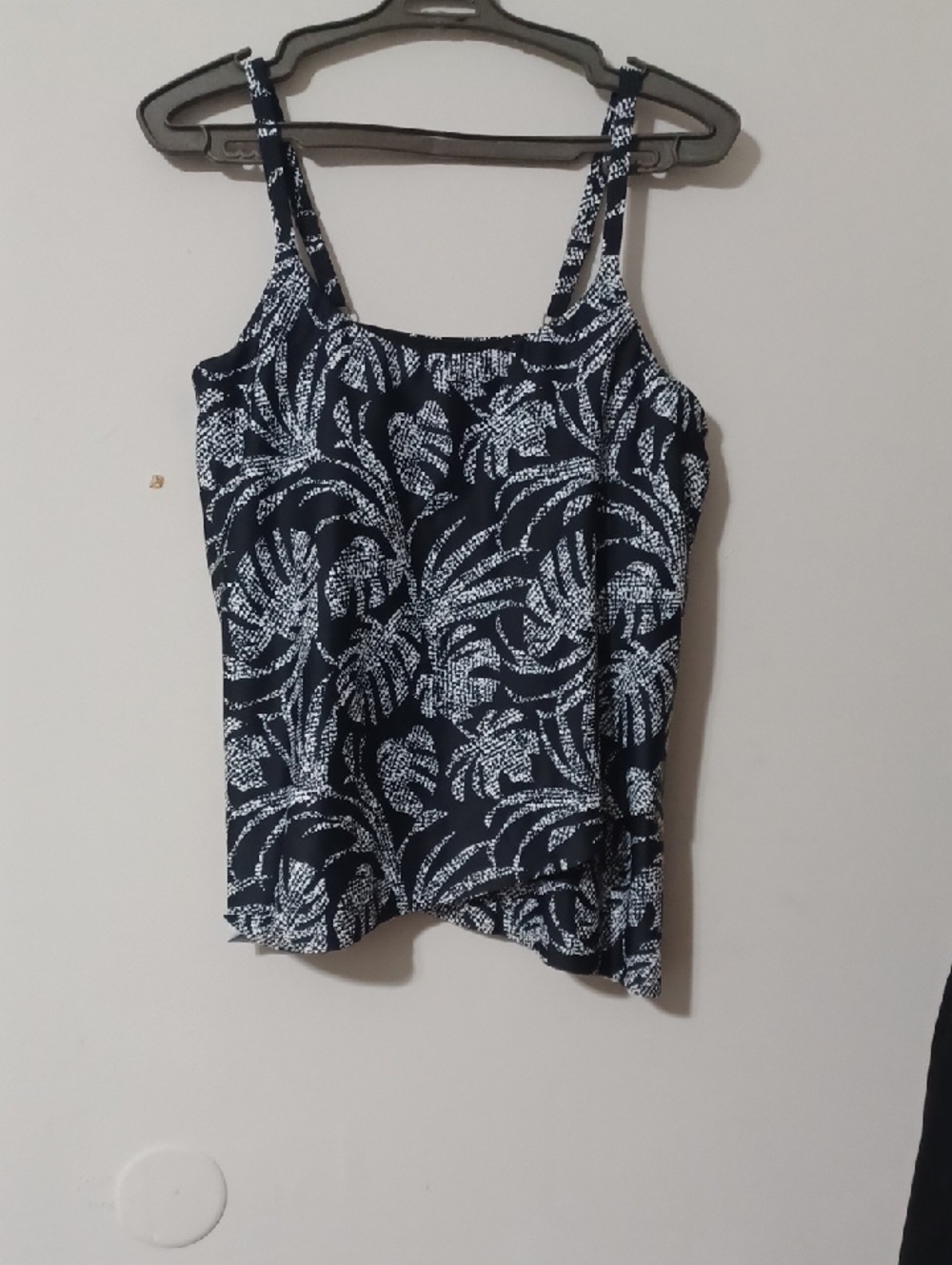 Island Escape Black and White Floral Printed Swimsuit Tankini Top. NWOT. Size 8